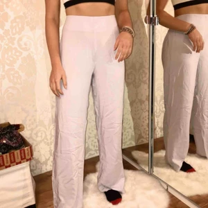  - Supersköna tunna byxor med resår där bak. Aldrig använda, fri frakt! 