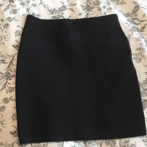  - Tajt kjol i stretchigt material med dragkedja där bak. I mycket fint skick. Storlek small. 