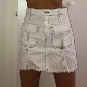 - Vit jeanskjol från Zara med synliga sömmar. 