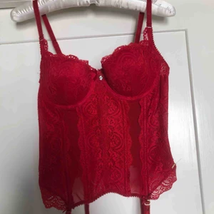  - Röd korsett/bustier i spets med strumpebandshållare. Använd en gång. Storlek 80B från Lindex.  Kan mötas upp eller skicka för 30kr.😊