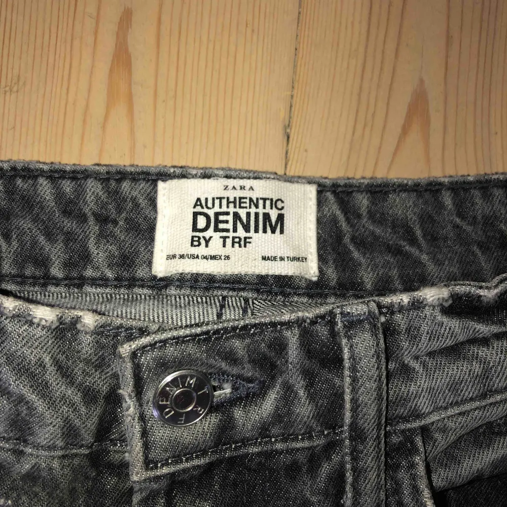 Gråtvättade jeans ifrån zara i storlek 36. I jättebra skick! De är i en lite kortare modell så de slutar högre upp än normalt. Säljer för att de är för små för mig:( frakt tillkommer.. Jeans & Byxor.