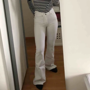  - OANVÄNDA vita bootcut byxor från SALT i storlek M