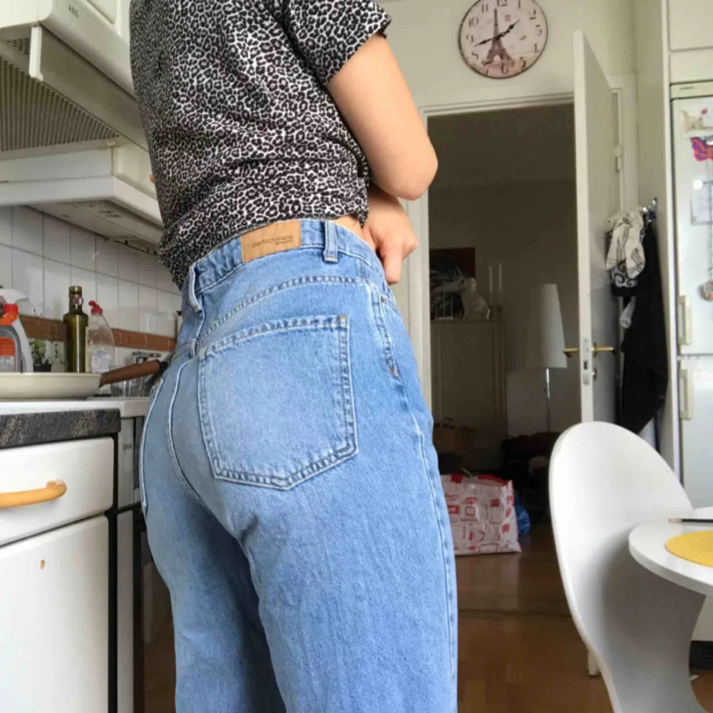 Mycket omtyckta, men dessvärre för stora, GinaTricot mom-jeans köpta i våras. Jag är helt säker på att dessa skulle sitta toppen på någon annan! Frakt på 55 kr tillkommer ifall du inte kan mötas upp i Stockholm! Betalning via Swish!. Jeans & Byxor.