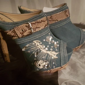  - Nya skor med mycket fina detaljer.  Har swish 