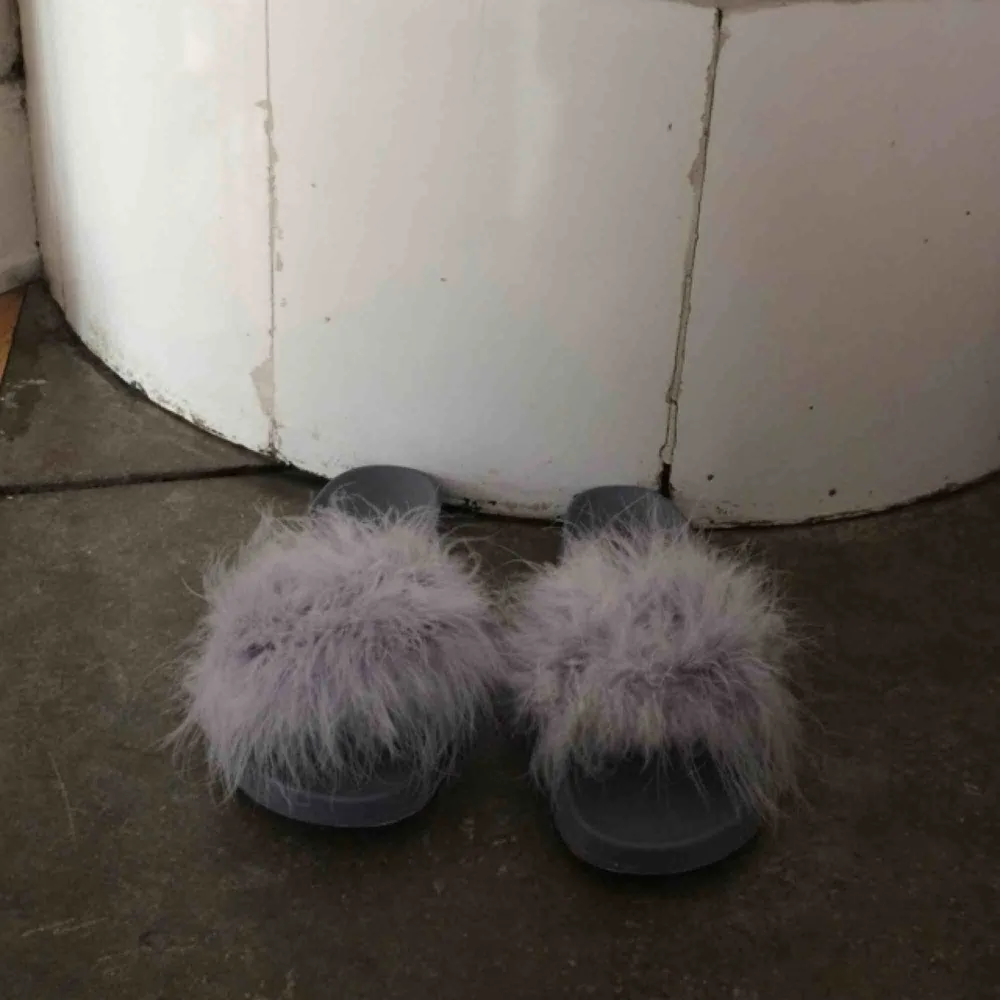 Fluffiga grå skor, storlek 37/38✨. Skor.