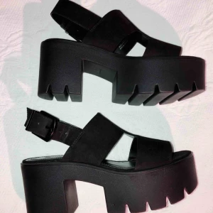  - Oanvända platå klackar från bershka, storlek 36! 