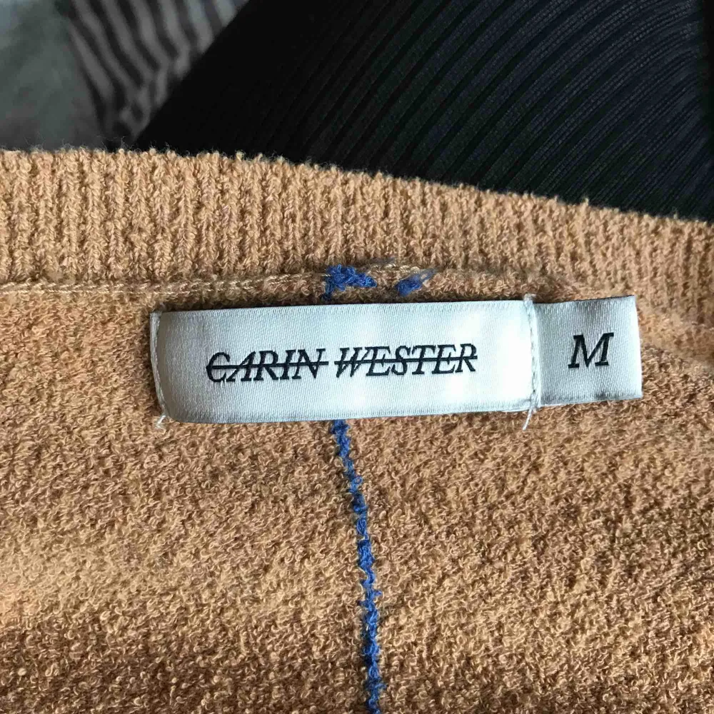 En långärmad tröja från Carin Wester. Storlek M/38 men passar på mig som vanligtvis har S/XS. Köpt för ca 200kr på Rea, nypris: 400kr. Tröjan är helt oanvänd, som ny! Hmu om du har frågor✨. Tröjor & Koftor.