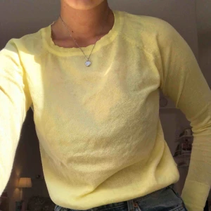  - Säljer denna fina gula tröjan pga att den inte används så mycket som jag skulle vilja💛+ frakt