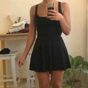  - Skater skirt i svart från brandy melville. Storlek S men sitter sjukt tight så skulle lätt passa bättre på XS mått. En aning nopprig men annars hel och fräsh med elastisk resor i midjan.