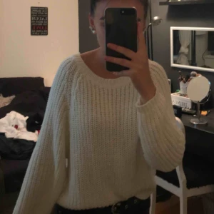  - En jätte fin vit stickad tröja som tyvärr är för stor. Köparen står för frakt.