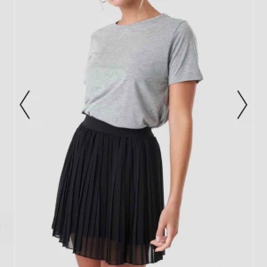  - Säljer en nästan helt oanvänd svart kjol från Nakd!💕 Storlek XS, passar som S, jag är 167 cm lång.  Kan mötas upp i Stockholm, annars står köparen för frakt!  149 kr! 