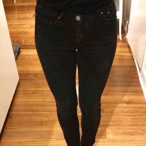 Svarta skinny jeans med hög midja från & other stories. Använda 2-3 ggr. Storlek 26