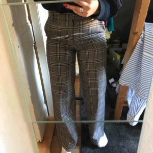  - SJUKT snygga rutiga byxor som är för små för mig. Trasiga i hällan, som ni ser har jag en säkerhetsnål.