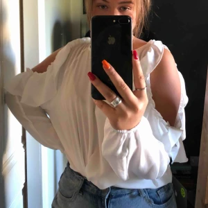  - SÅ FIN blus från Bik Bok, använd EN gång