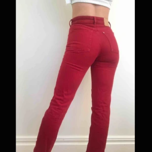  - Passar dig i storlek 32 och 34! Modellen heter ”vintage fit” och liknar Levis: wedgie straight! Jeansen är högmidjade och raka i benen. De är i bra skick, nästan oanvända! Säljer för att de är för små för mig. 