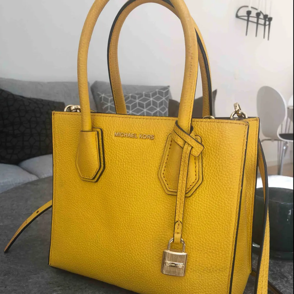 The Mercer från MichaelKors, en mindre modell. Något slitage på baksidan av väskan annars i jättebra skick. Kvitto finns (2799:-)  Använder Swish & köparen står för frakten. Kan hämtas i Varberg🌸. Väskor.