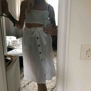  - En drömmig jävla kjol som aldrig kommit till användning. Köpt i Italien, 100% linne. Den är genomskinlig men det går säkert att lösa, jag har bara inte pallat