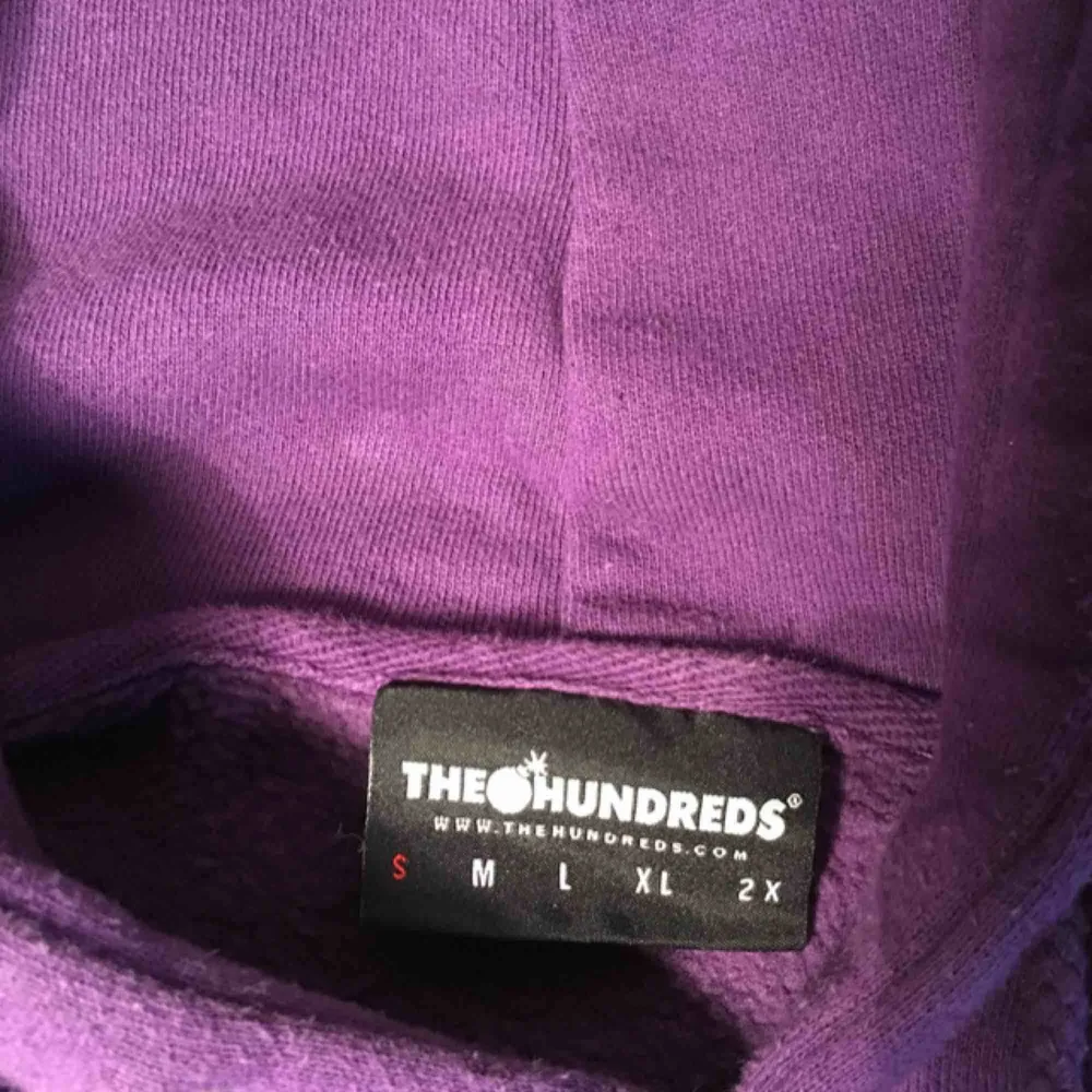Min favvo hoodie behöver en ny ägare då den tyvärr inte används längre:(  Det är en lila ”the hundreds” hoodie i herrstorlek och sitter perfekt oversized för mig som är xs-s. Den känns fortfarande som ny eftersom den inte har använts så ofta som den borde. Hoodies.