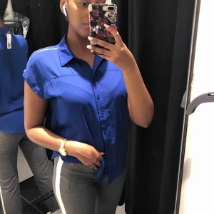  - Fin mörkblå blus från Forever 21. Detaljer vid armarna med dragkedja som går att öppna/ stänga. Köptes i New York.