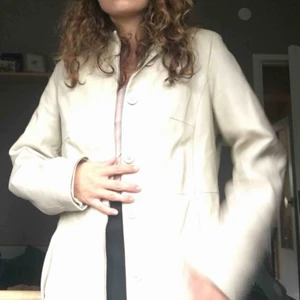  - skitsnygg beige läderkappa med fint foder. perfekt till höst och vår. snyggt sydd i ryggen. 