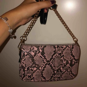  - Superfin väska köpt i Spanien i början av augusti, aldrig använd fortfarande med pappret kvar i eftersom den inte riktigt är min stil.. 🖤