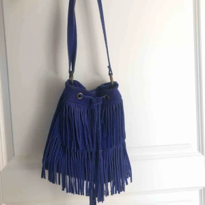  - Cool väska i blå mocka. Köpt i Barcelona för drygt 3 år sedan. Kan frakta/mötas upp i Stockholm. 