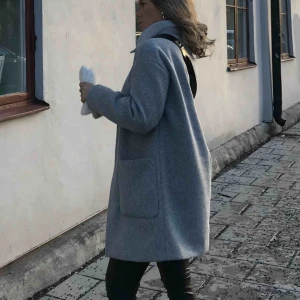  - köpte jackan för 600kr Supersnygg kappa från zara använd fåtal gånger. Sömmen på insidan har spruckit men de är inget man ser utifrån när man har den på sig