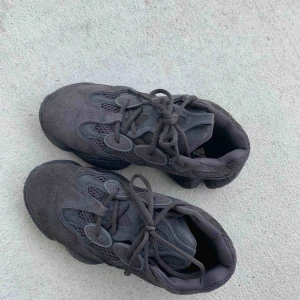  - Yeezy 500 Utility black  Använda 3 gånger, i väldigt fint skick. Finns i Sthlm, endast meetup