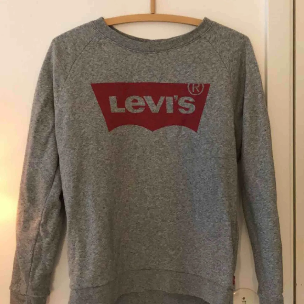 Säljer en helt oanvänd Levi’s tröja! Tycker den är skitsnygg men har en liknande så har som sagt inte haft någon användning för den. Köparen står för frakten❤️. Tröjor & Koftor.