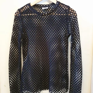  - Världens coolaste fishnet-tröja i strlk S. Svart, långärmad, "ihålig". Köpt på Weekday i Wien, Österrike för ca 40€ för flera år sen men har tyvärr mest hängt i garderoben och endast använts några få gånger. Hoppas att du är modigare än jag och att den får komma bättre till användning hos dig! Perfekt för en partyoutfit🥳  På bilden på mig har jag ett svart linne under och det ingår alltså inte.  Möts upp i Sthlm eller fraktar. Svarar gärna på frågor om plagget.