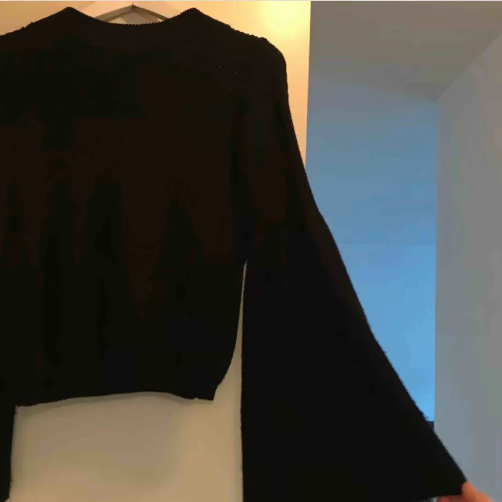 Stickad tröja med via ärmar storlek S/M (lite kortare i modellen) 📦Frakt: 56kr . Stickat.