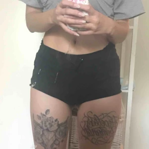  - Svarta trosshorts i mjukt och skönt material