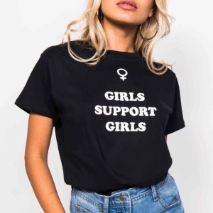  - Säljer min snygga t-shirt från Madlady, i fint skick!! -väl använd(skriv för egna bilder) -nypris 250kr, mitt pris 100kr -XS/S