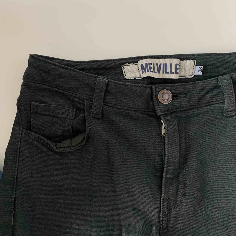 Mörkgröna byxor ifrån Brandy Melville med slitningar vid knäna.. Jeans & Byxor.