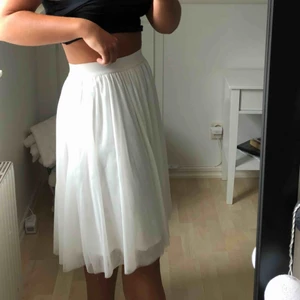  - Suuuuperfin vit tyllkjol från VILA! Endast använt denna en gång. Frakt tillkommer