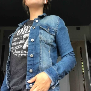  - Snygg och oanvänd jeansjacka från Only, perfekt till hösten🤩 skriv om du har frågor👍🏼