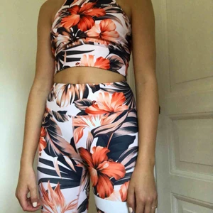  - Super snyggt set från Stronger i stl XS!!🦋🦄 Detta mönster finns inte längre att köpa på hemsidan så passa på ;) Mycket bra skick, nypris: 699 för tightsen och 399 för sport-bhn, mitt pris 600:- för båda!🙂💘