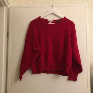  - Supermysig stickad tröja från Zara med fin detalj i nacken. Priset inkluderar frakt💘