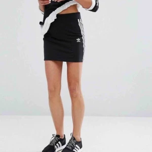  - EU 38, så en stor S/liten M (modellen på bilden har en mindre storlek). Inköpt för 400 kr och endast använd en gång. Åkt upp minimalt i sömmarna, se sista bilden.  📬 Frakt 42kr.