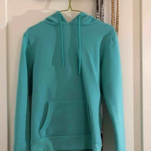  - Supermysig hoodie som jag tyvärr bara använde en gång pga att den va för kort i ärmen för mig. Unik och cool färg! Köptes i Berlin i våras. 