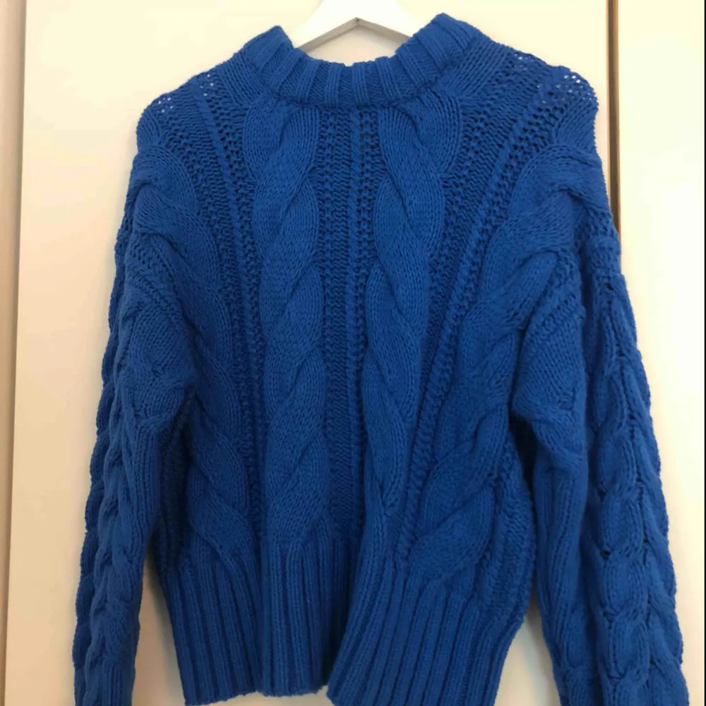 Stickad tröja från HM Trend som är helt oanvänd. Köptes för 400 kr.   Frakt tillkomner Bild lånad från @honeybelleworld. Tröjor & Koftor.