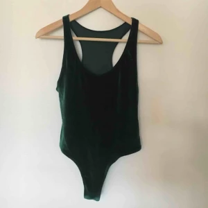  - Supersnygg body i mörkgrön velour! Den är i stringmodell så du undviker även en ovälkommen trosrand :) köpare står för frakt, kan även mötas upp i Uppsala!