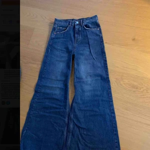  - Så snygga (väldigt) utsvängda jeans. Ingen stretch. Storleken är S, men skulle tippa på 27 i midjan. Rätt långa i benen , (passar någon som är cirka 170-180 cm lång skulle jag säga). (Sista bilden är tagen från en influencer som bär dem, inte jag).
