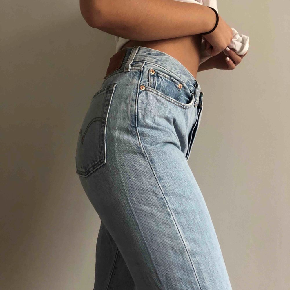WEDGIE STRAIGHT Levis jeans. Säljs pga beställt fel storlek. Aldrig använda bara Super snygga trendiga <3! Inköpta för 1500kr på carlings. Pris kan diskuteras . Jeans & Byxor.