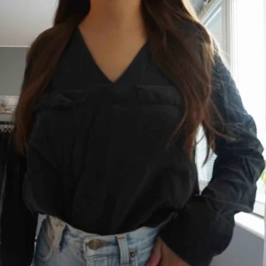  - blus från weekday med fantastiskt material! ”flowy mocka” haha. storlek S 80 kr! 