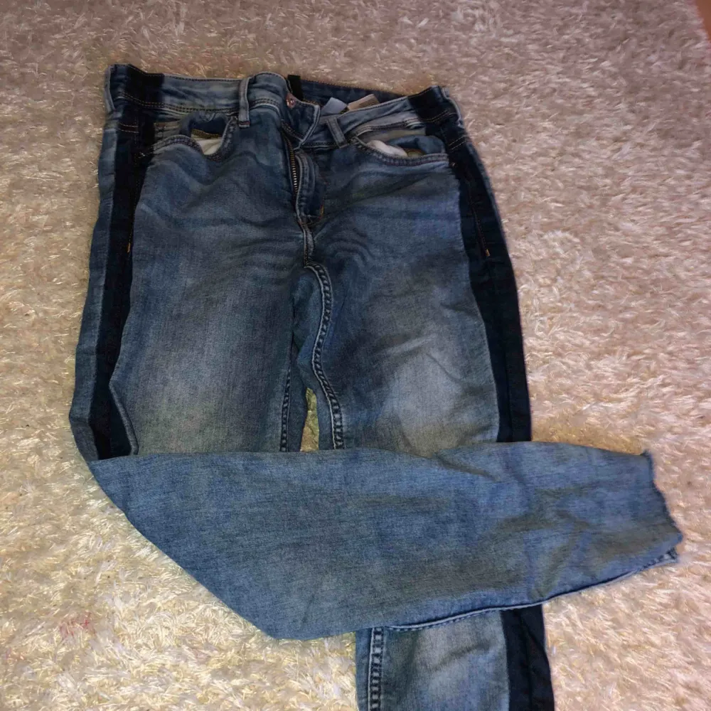 Jättefina jeans från H&M, aldrig använda!  Mer som en M skulle jag säga. . Jeans & Byxor.