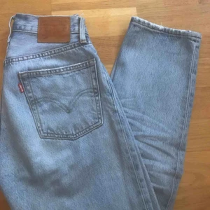  - Ljusblå Levis 501, köpta för cirka ett år sedan! Jag är ungefär 163