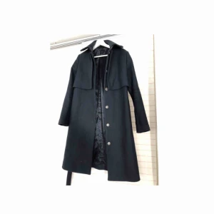  - Denna kappa är i behov av lite kärlek, därav det låga priset. Den saknar två knappar samt har en fläck på innefodret. En modell som återkommer i stories sortiment varje år. Stilren, varm och skitsnygg! Nypris 2000kr