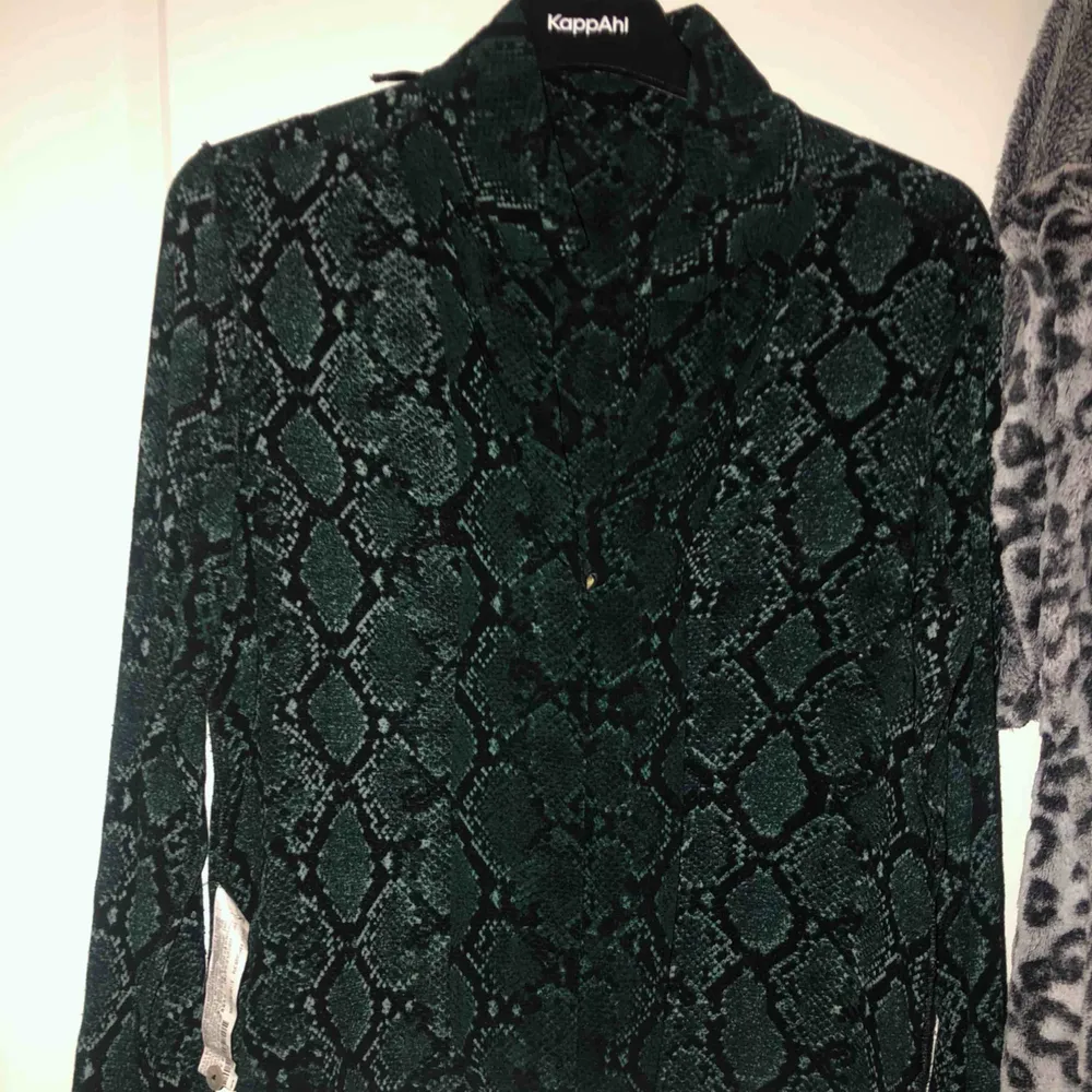 Zara skjorta mönstrad leopard grön. Toppar.