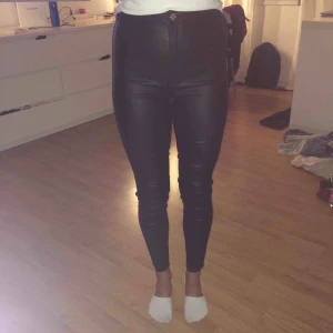  - Ett par skinn byxor helt oanvända endast testade, säljs pågrund av att de är försmå för mig (min kompis på bilden)  Storlek M men är mer som S, köparen står  för frakten (50kr) priset kan diskuteras